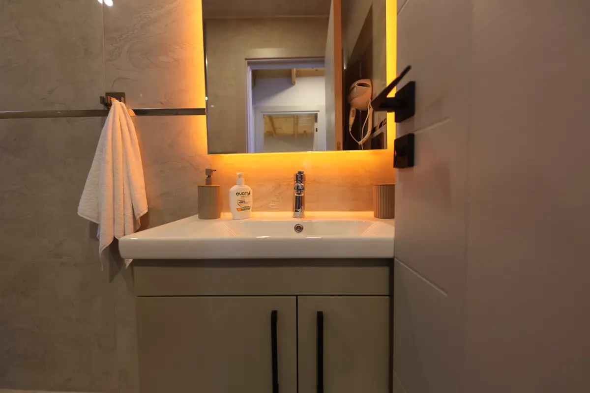 Banyo lavabo ve ayna detayı