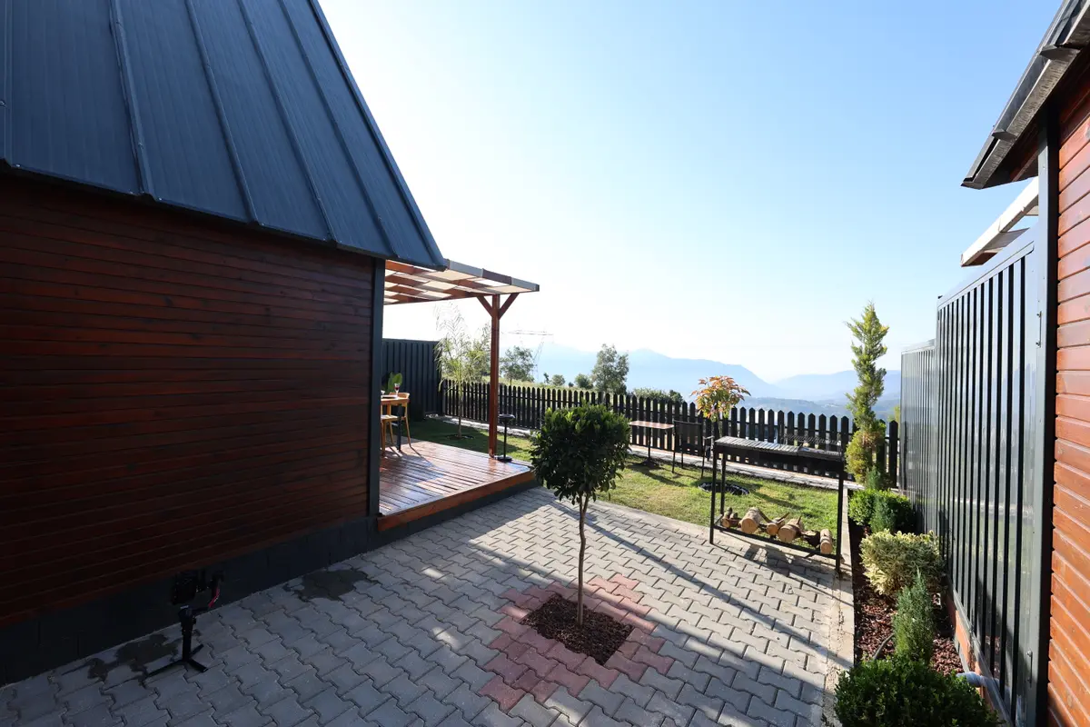 5 Kişilik Bungalov dış görünümü, üçgen çatılı ahşap ev ve bahçe