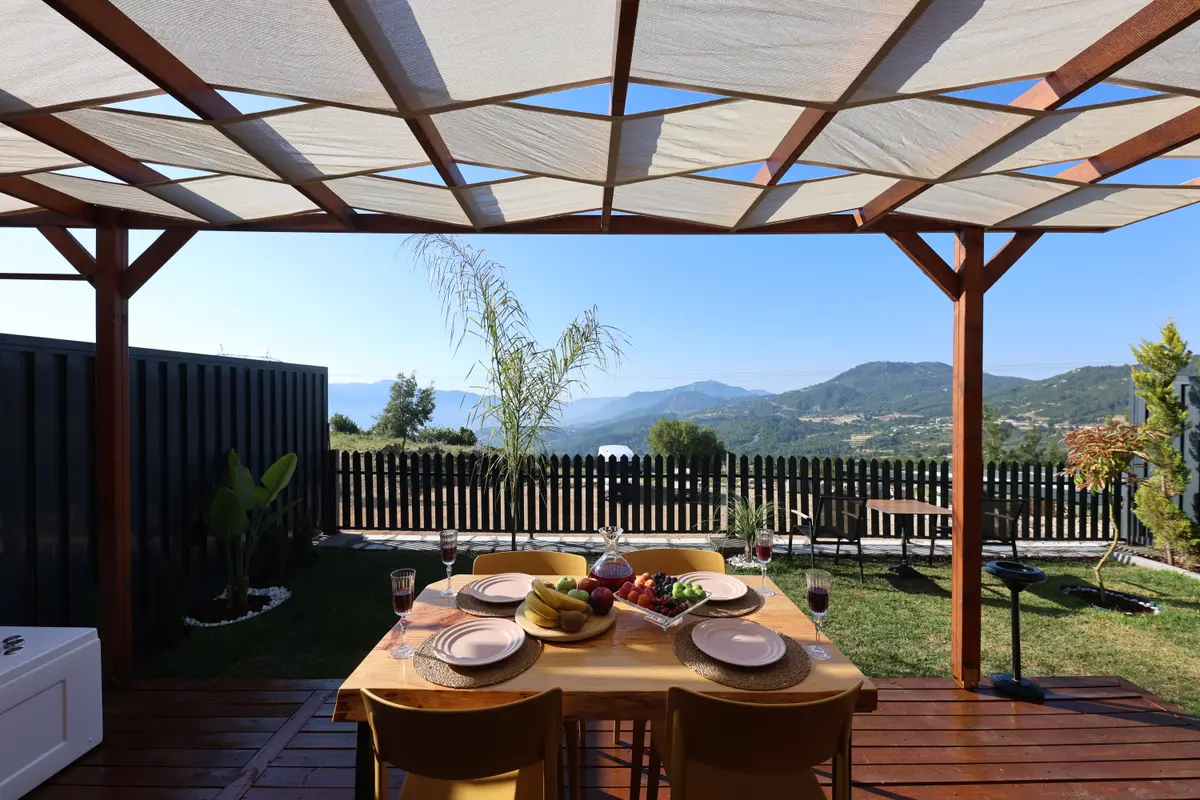 Pergolalı verandada dinlenme
