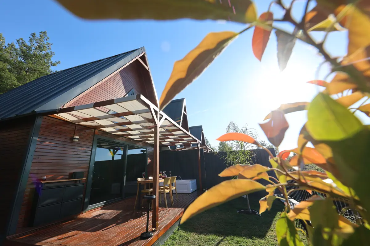 Doğa içinde bungalovlar ve dağ manzarası